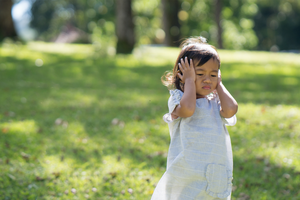 Est-ce normal que mon enfant ne supporte pas le brouhaha ? Conseils pour réduire son stress sonore