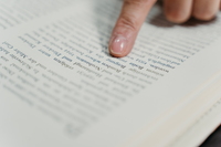 Comment aider un élève en dyspraxie à mieux suivre un texte ?