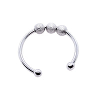 Bague anti-stress argentée à design ouvert, ornée de trois perles texturées.