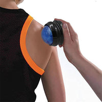 Une personne utilisant la boule de massage sur l’épaule pour détendre les muscles et réduire la fatigue musculaire