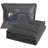 Couverture lestée 4 kg gris foncé pliée avec sa housse de rangement transparente et les informations produit.