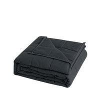 Couverture lestée enfant 4 kg gris foncé soigneusement pliée, prête à être utilisée ou rangée.