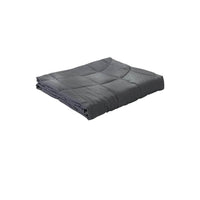 "Couverture lestée gris foncé soigneusement pliée, conçue pour apporter confort et apaisement.