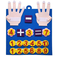 Dactylonomie en action : affichage d'une addition simple avec les mains en feutrine pour visualiser les chiffres.