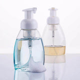 Distributeur moussant translucide avec savon liquide, permettant une transformation en mousse onctueuse