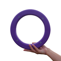 Jeu iOO Roule Partout coloris violet tenu dans une main, vue de face sur fond blanc
