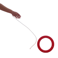 Jeu iOO Roule Partout rouge lancé avec la cordelette, vue de profil sur fond blanc
