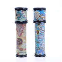 Deux kaléidoscopes au style rétro ornés de cartes anciennes et de motifs astronomiques, un jouet optique fascinant pour créer des motifs colorés