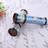 Trois kaléidoscopes au design vintage, illustrés de cartes et constellations, disposés ensemble sur un fond décoratif