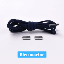 Gros plan sur une chaussure de sport grise munie de lacets élastiques avec embout métallique, offrant un laçage rapide et sécurisé