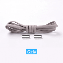 Gros plan sur une chaussure de sport grise munie de lacets élastiques avec embout métallique, offrant un laçage rapide et sécurisé