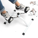 Une personne utilisant le pédalier avec les pieds pour un exercice de pédalage au sol
