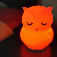 Veilleuse hibou à LED éclairée en orange, idéale comme veilleuse de nuit 