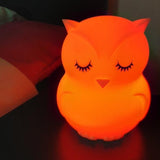 Veilleuse hibou à LED éclairée en orange, idéale comme veilleuse de nuit 